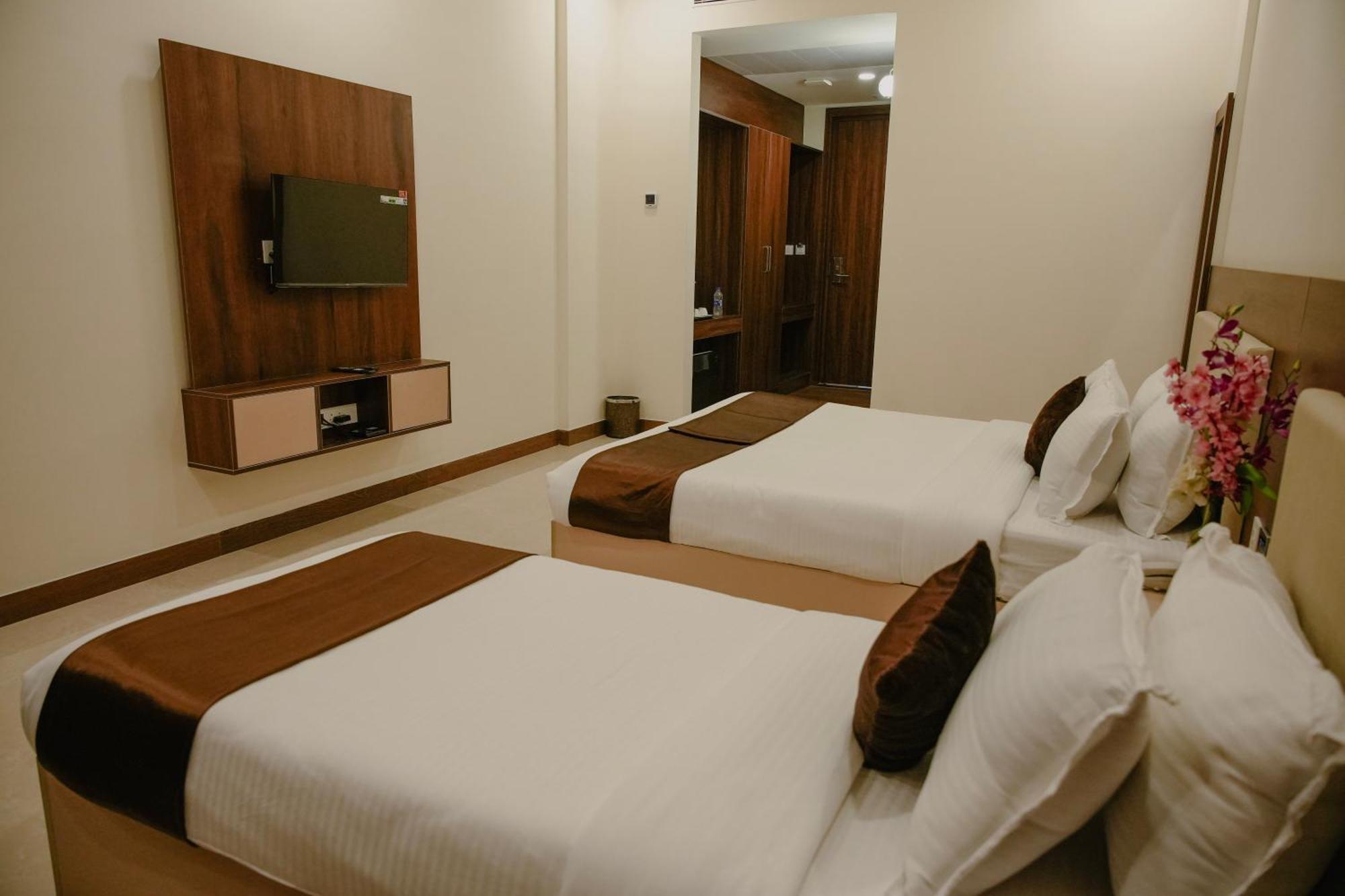 The King'S Meadows Hotel Golhalli ภายนอก รูปภาพ
